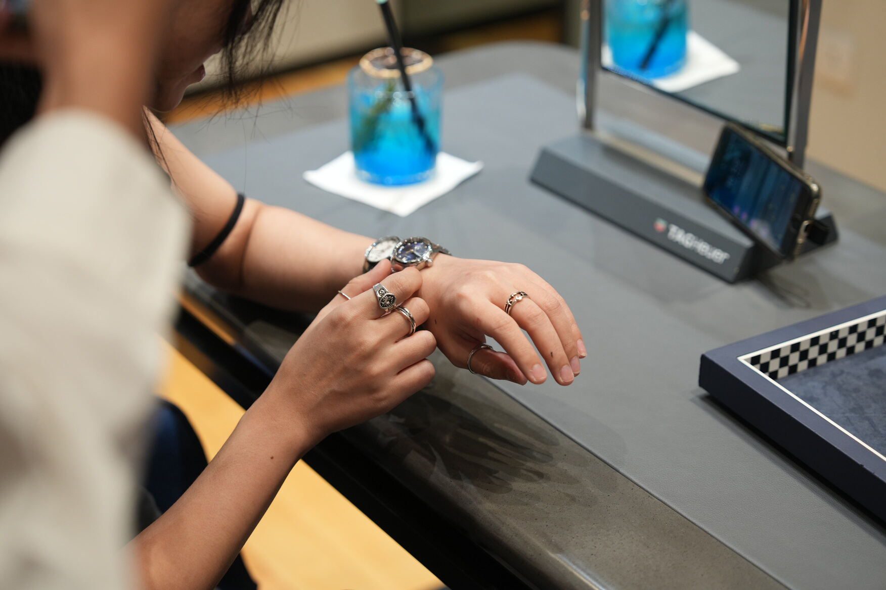 Geng USS Kunjungi Butik TAG Heuer Plaza Senayan: Eksplorasi Koleksi Terbaru dengan Gaya dan Elegansi